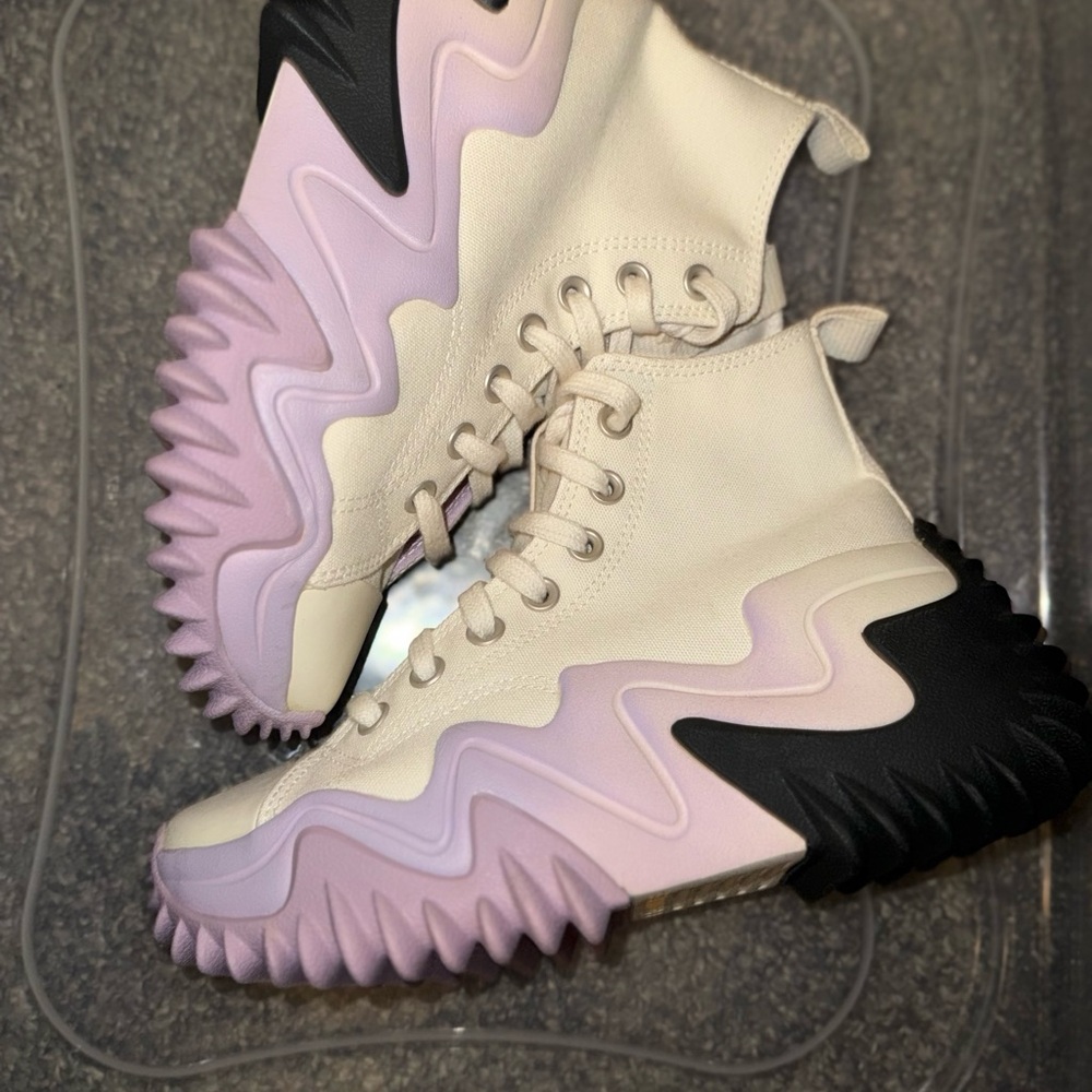 Stylish Women's High-Top Sneakers
Never worn